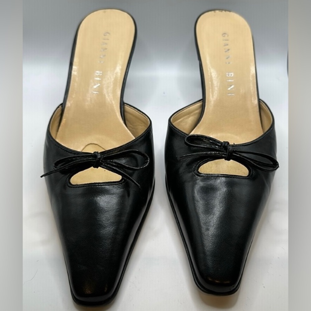 Staple classic smooth black leather mules by designer “Gianni Bini” 90s vintage!